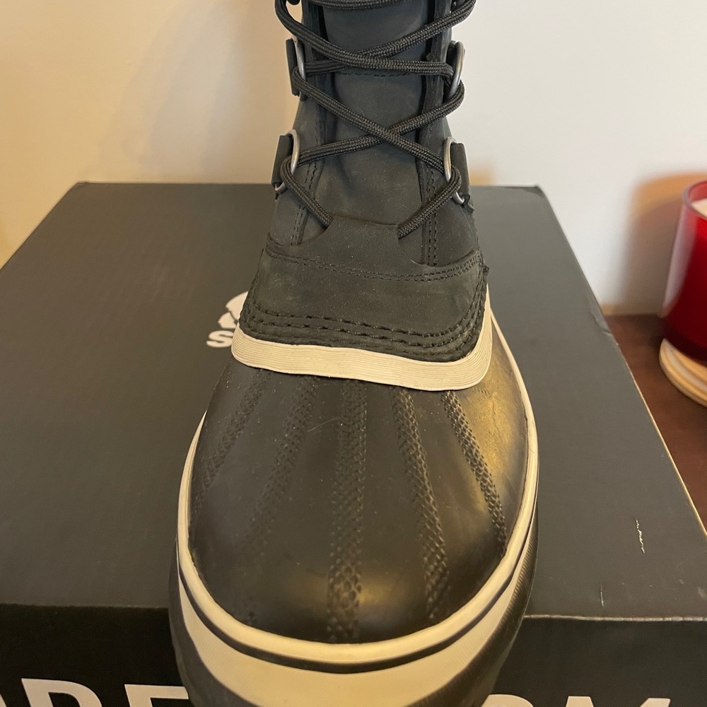 **BRAND NEW** Sorel Caribou boots - black and buff